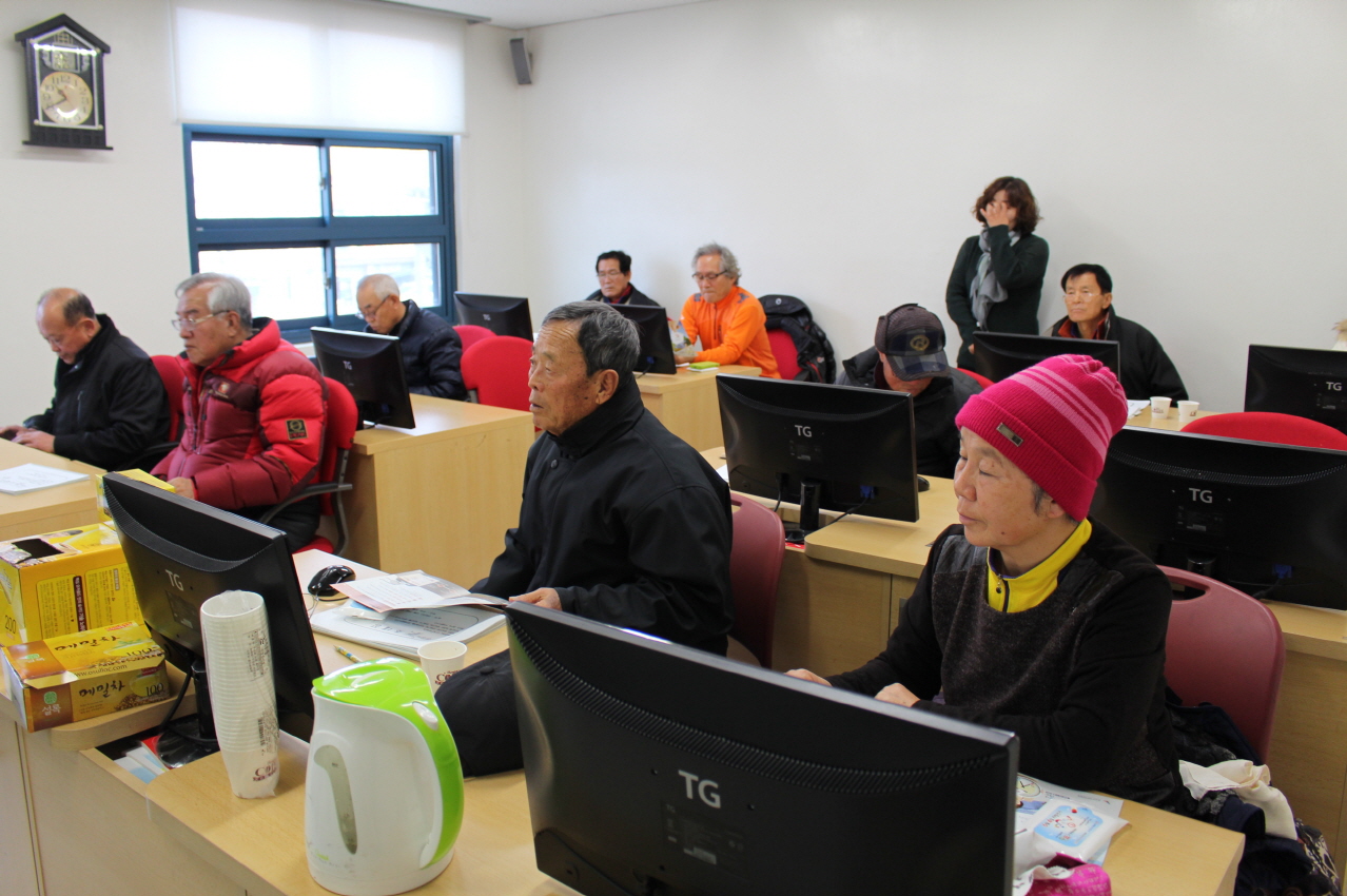 광양노인문화대학 컴퓨터교실 수강생들이 민주시민교육 강의를 듣고 있다.